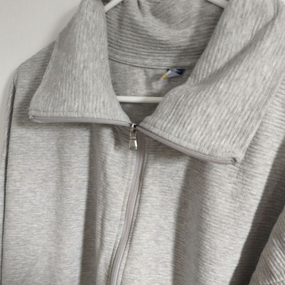 Old Navy Active - Women's zip up grey vest - Picture 2 of 3